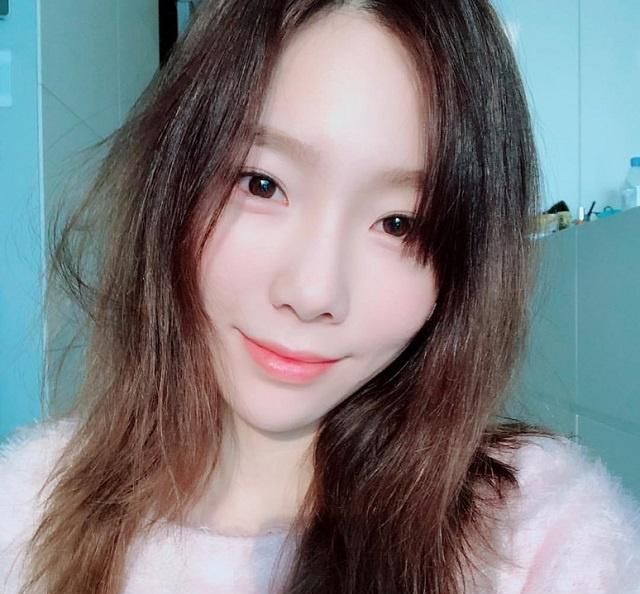 因工作关系需要时常画浓妆,但其实泰妍坦言更喜欢素颜.