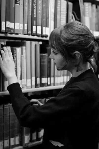 一个爱书的人,他必定不致于缺少一个忠实的朋友,一个良好的老师,一个