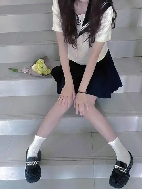 jk水手服楼梯间拍照