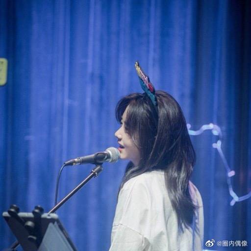 谭松韵原创单曲3月9日见#谭松韵原创单曲预告 ,雪中背影照好有氛围感