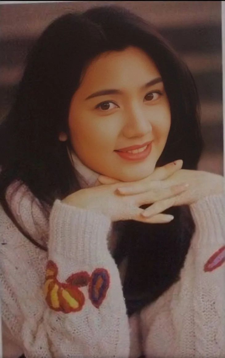 港姐中的"战斗机" 年轻时的洪欣绝对是那种见一眼就忘不掉的大美女.