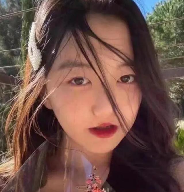 气质非凡!王菲女儿李嫣国外晒游玩近照,和闺蜜同框心情好