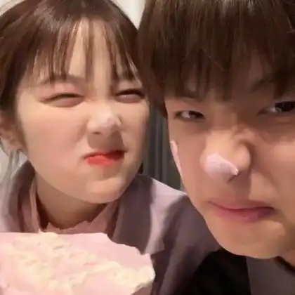 憨憨的真人一对两张情头图片_情侣头像_头像屋