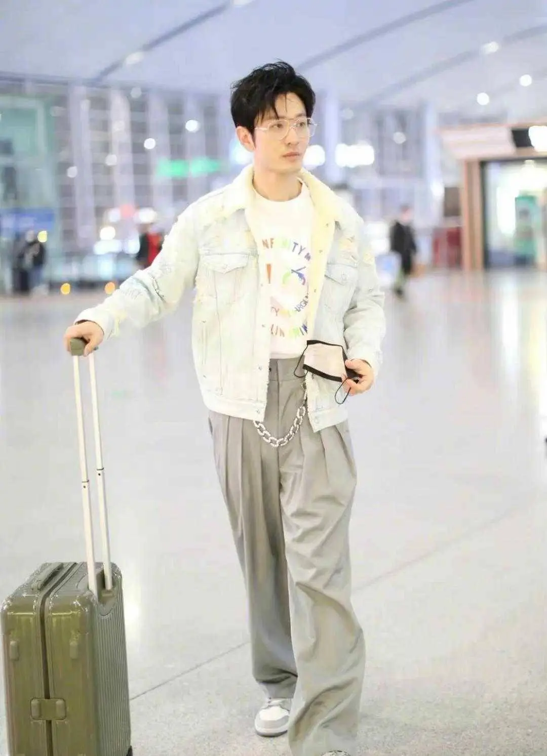 黄晓明暴瘦20斤走机场牛仔外套配西装裤混搭好洋气像小鲜肉