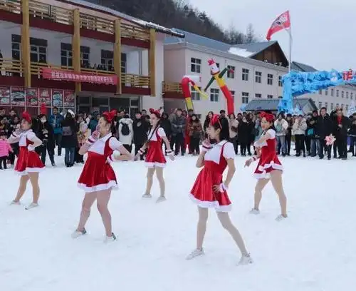 12月15日,河南栾川伏牛山滑雪乐园梦幻冰雪季开幕,几名青春少女身穿