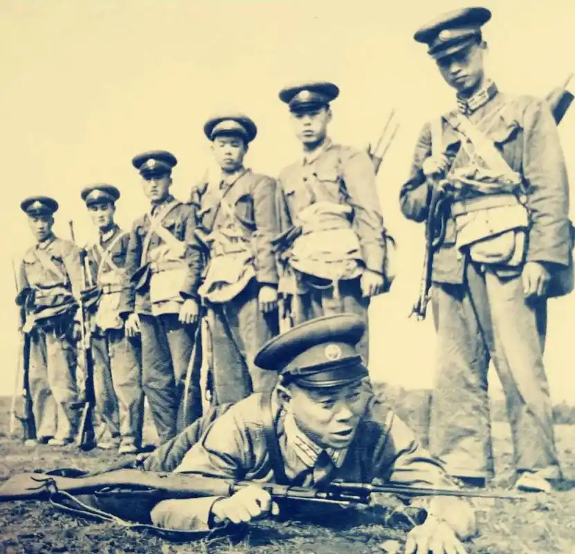 一组身着55军服的解放军训练照片#中国人民解放军 #黑白照片 - 抖音