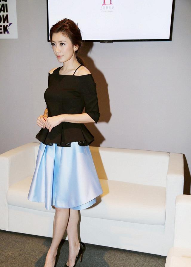 贾静雯终于放开了穿刺绣印花旗袍秀s型曲线长臂和美腿好吸睛