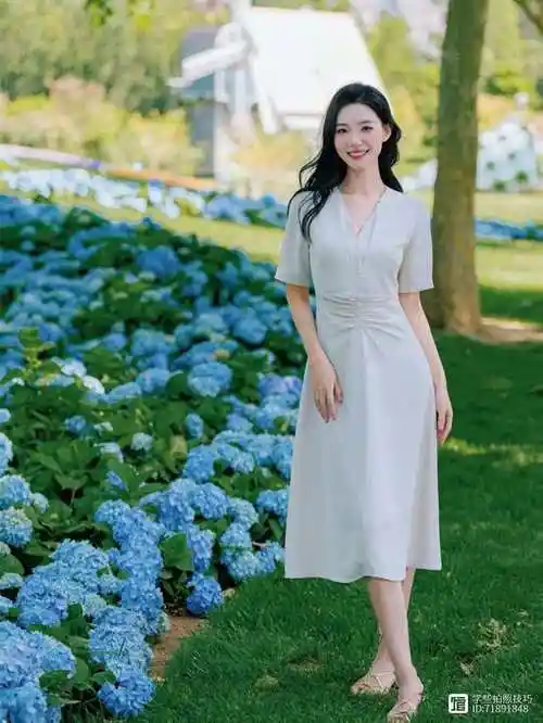 草地站姿8个拍照姿势,一学就会,显高显瘦显腿长