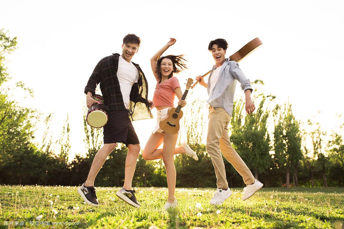 年轻乐队在户外草地演奏音乐