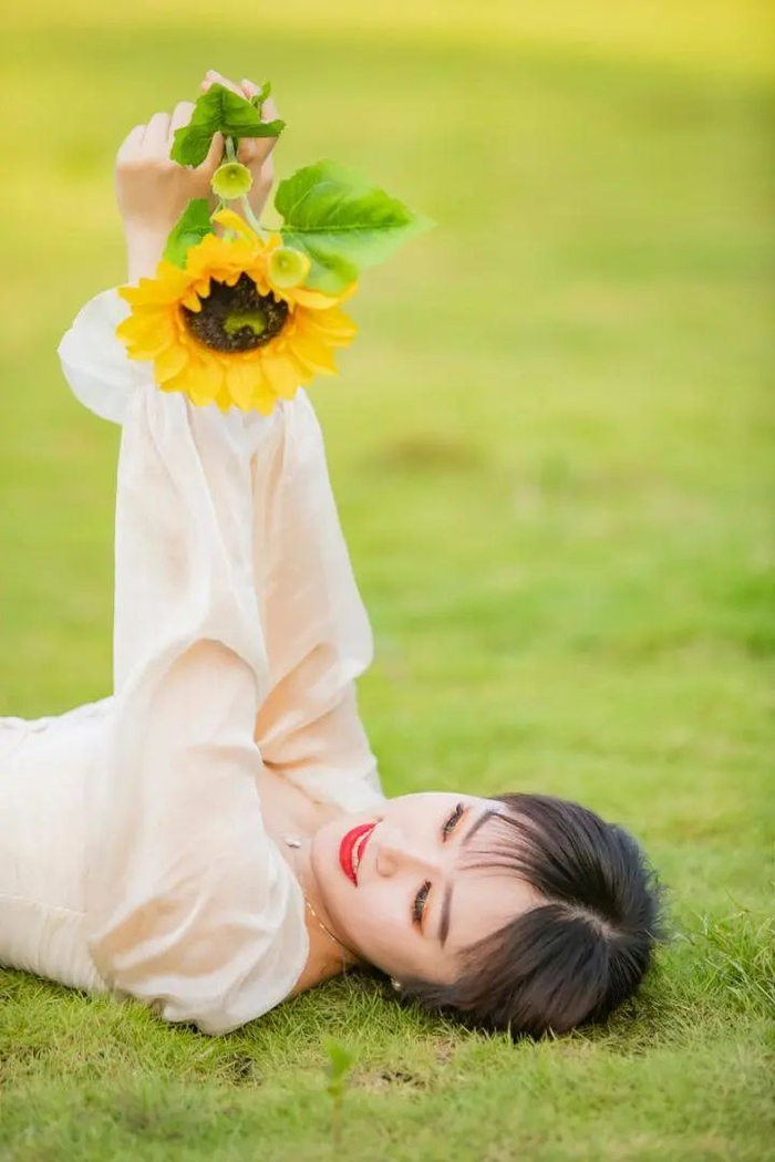 玩手机等等,不看镜头认真被抓拍的样子,拍出来的照片就特别的好看啦