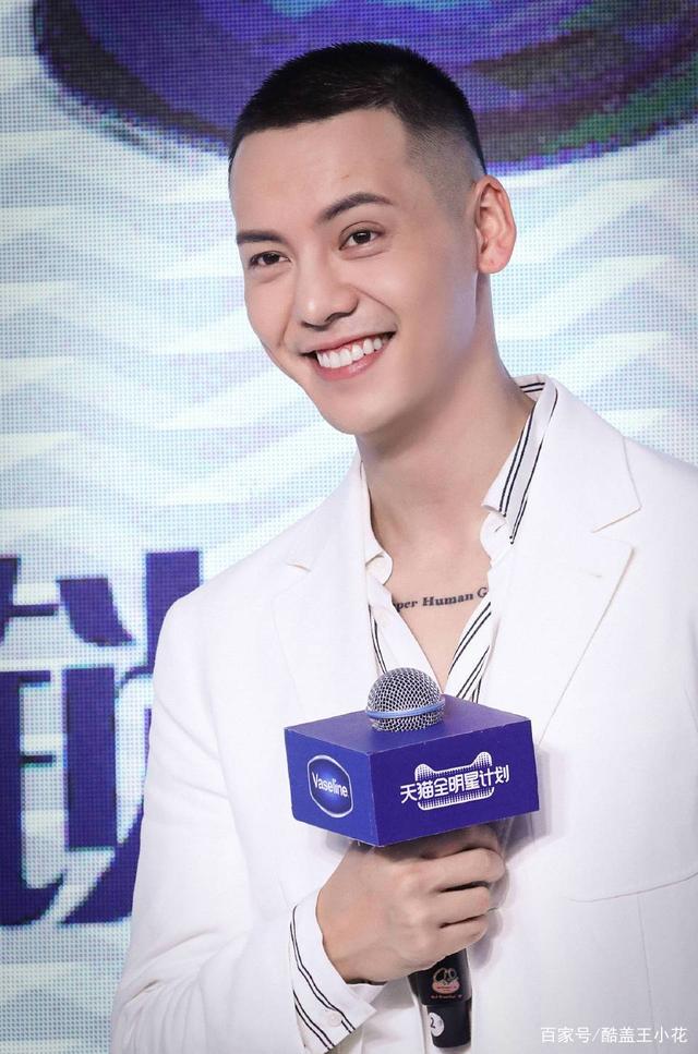 寸头 白t极少人hold住,陈伟霆却把它玩成了标配,真的是有颜任性