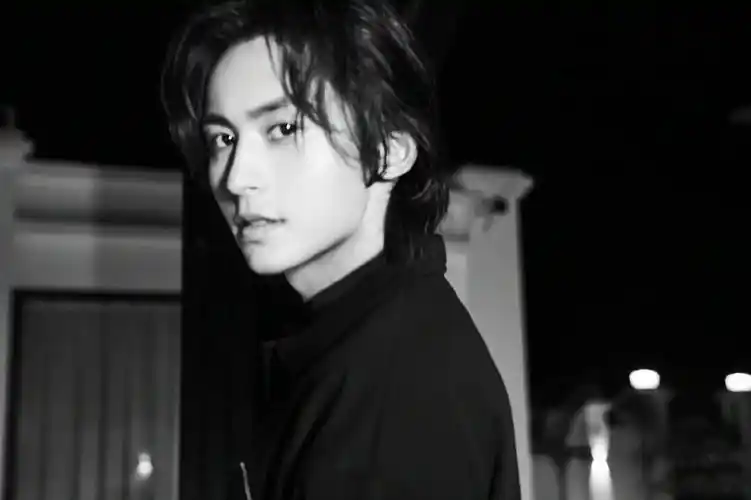 很多人都敢说,张哲瀚超级适合日系长发造型,又港又日