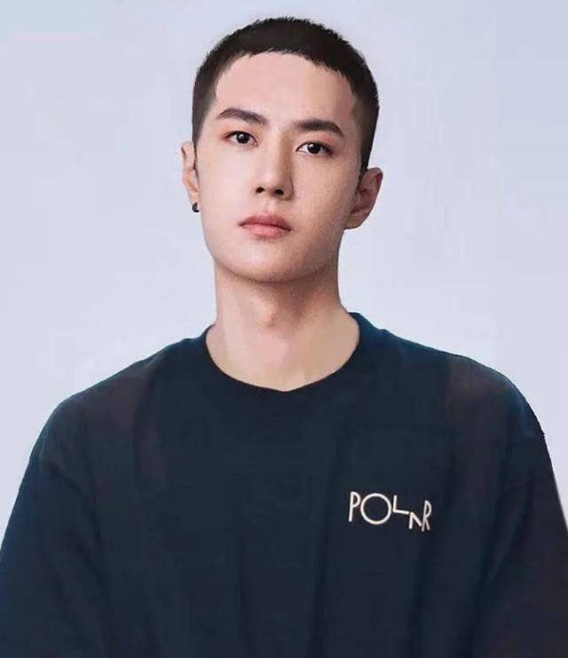 里面的选秀小哥哥米卡,他是国外来的选手,但是他这个寸头造型再配合上