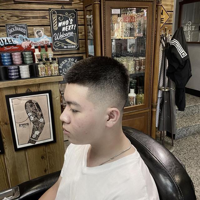 寸头发型最有男性魅力,硬朗帅气,适合各种脸型的男生去剪