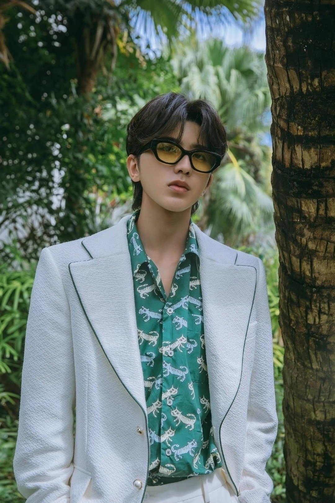 蔡徐坤 贵公子白西装的魅力也是满格的