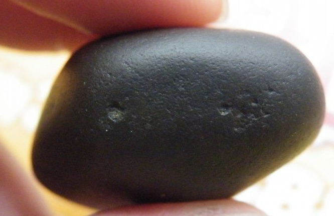 男子捡到一块黑石头专家鉴定值50万元男子不打算卖掉