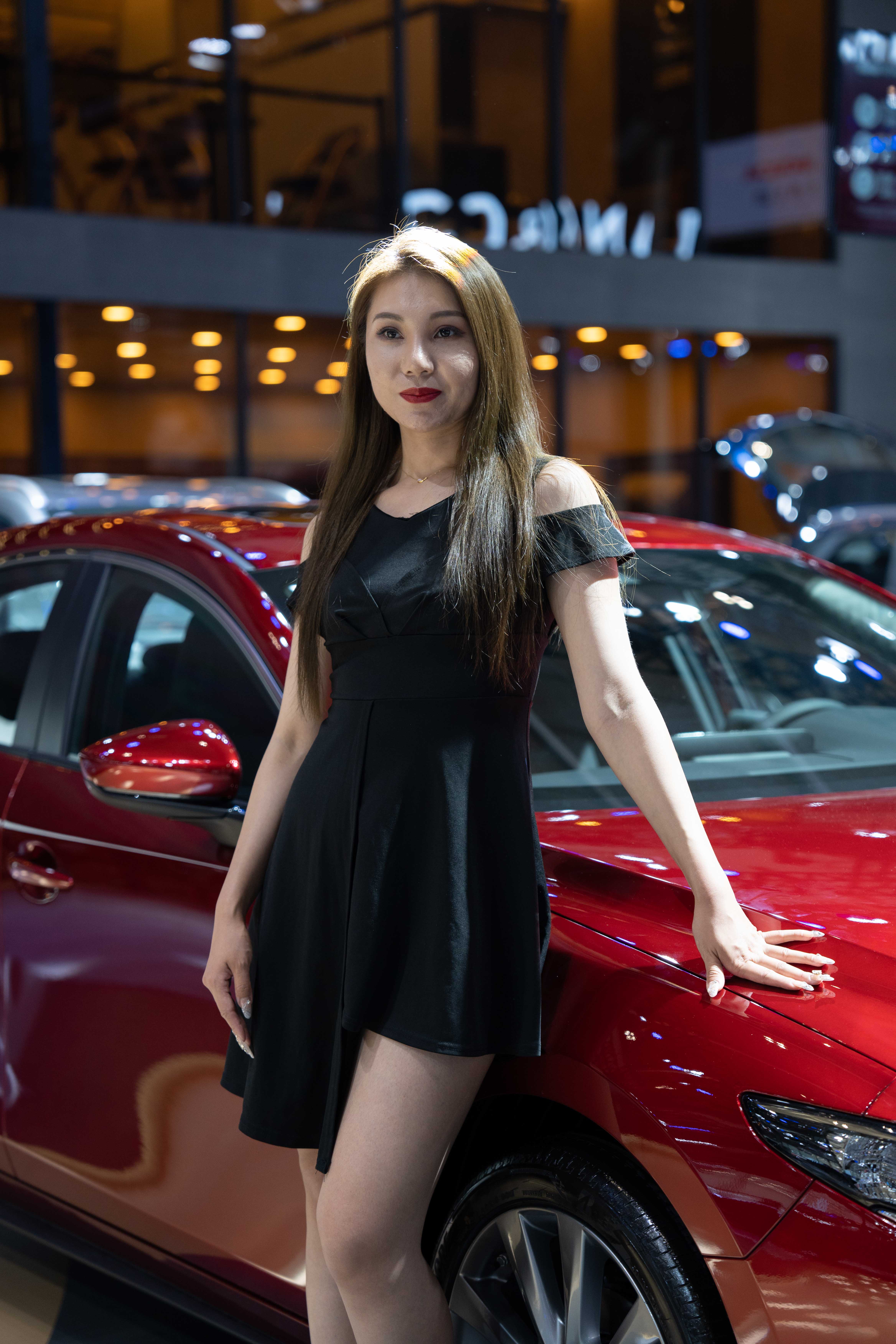 微胖的身材,迷人的大长腿,整个车展就数这个车模最好看!