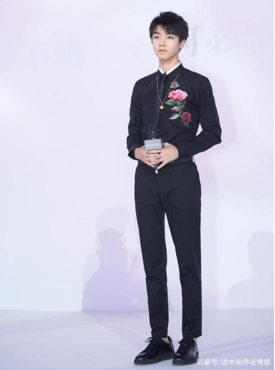 王俊凯真有一米八?与黄晓明站在一起,这身高差让人意外!