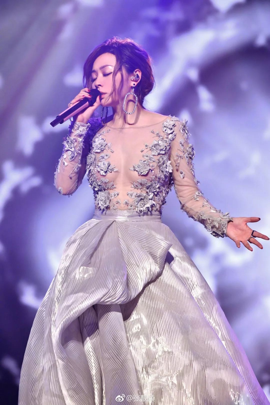 张靓颖世界以痛吻我我却报之以歌