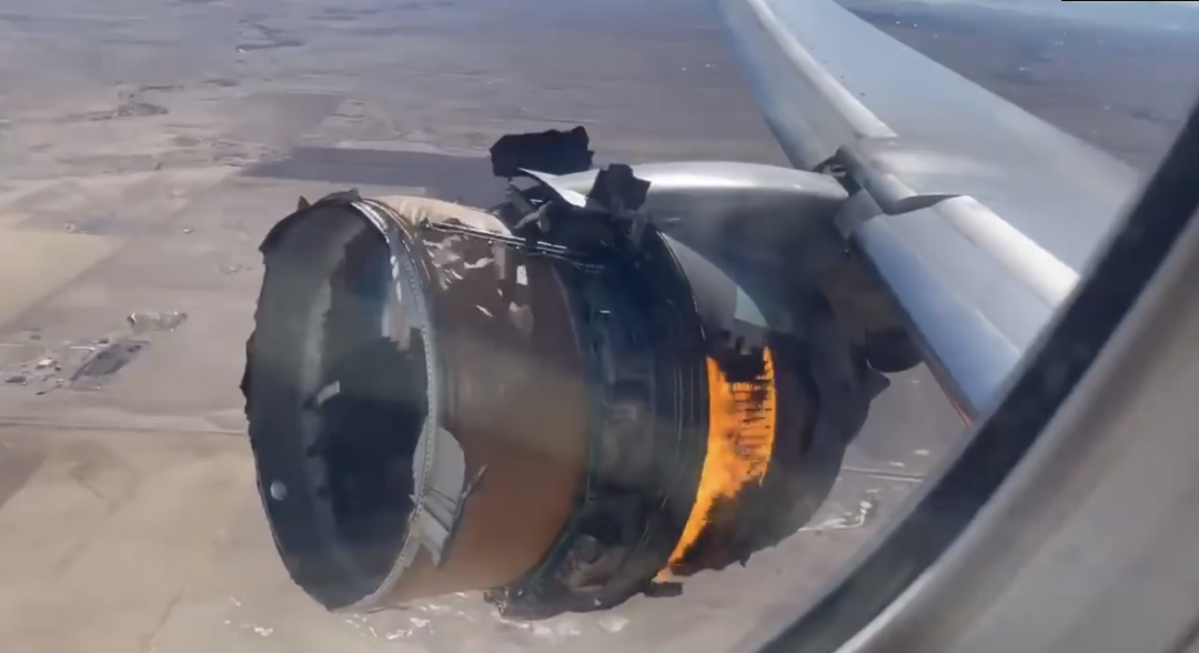 视频截图大块机身碎片掉落居民区cnn报道称,飞机上共有231名乘客和10