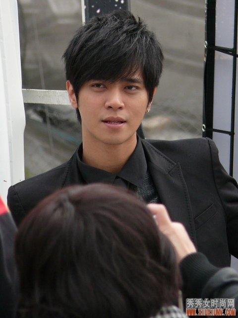 罗志祥发型斜庞克后面是什么样的,要图片的