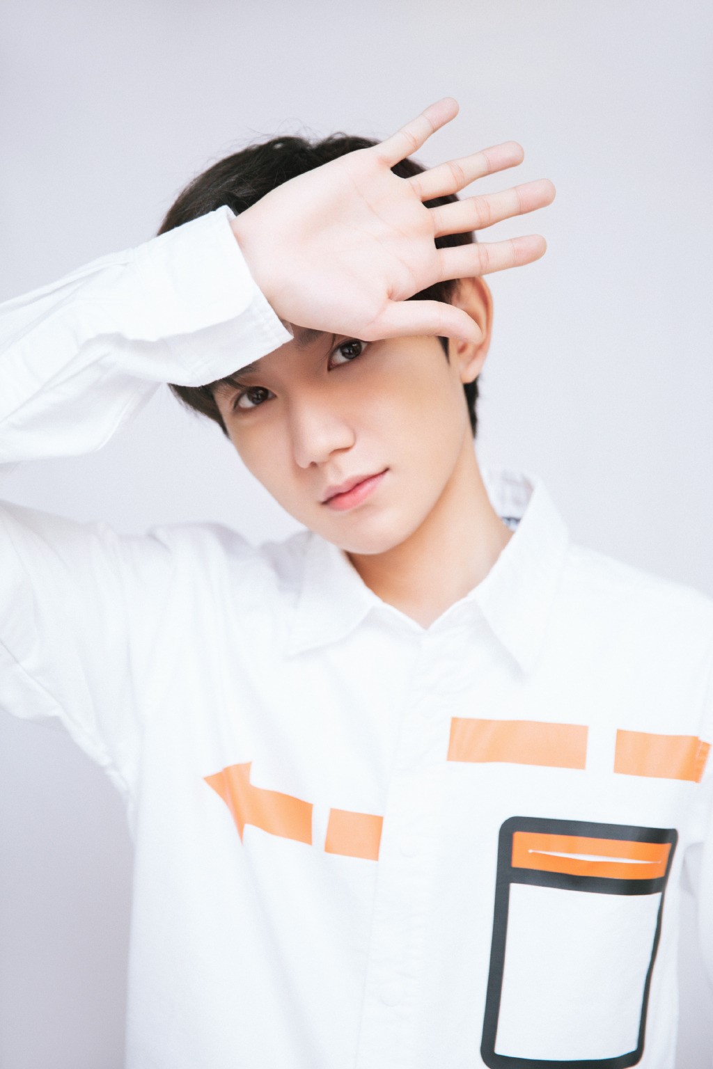 王源白衬衫现身某活动 自曝新专辑筹备中__凤凰网