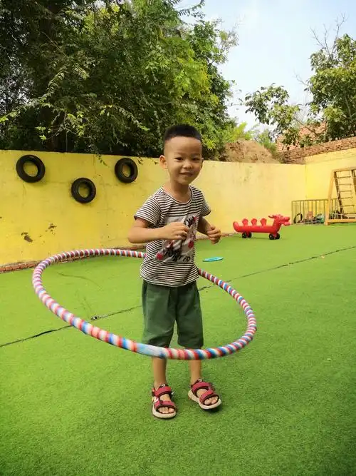 小朋友们转的呼啦圈很棒