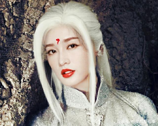 当女星遇上"白发",杨蓉可爱,唐嫣唯美,李沁让人最"心动"!