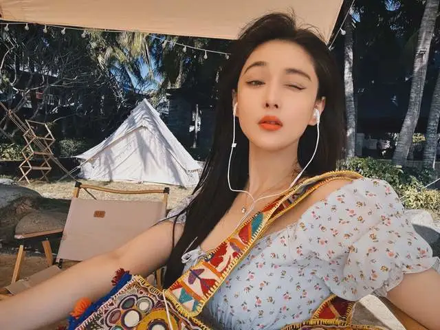 张馨予晒沙滩度假照老公视角下甜蜜wink穿低胸装秀傲人曲线