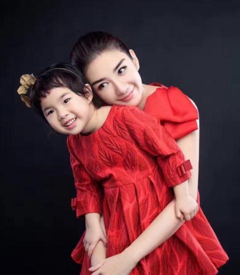 新恋情#,#离婚#作者:李西西责编:饶舌歌手阿瘪关于黄奕【豪宅】黄热