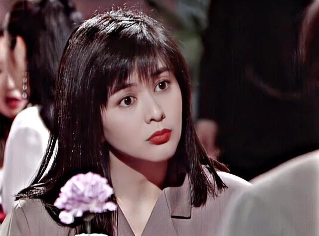 有人说:"关之琳身上最大的争议,除了美貌,就是她的情史了.