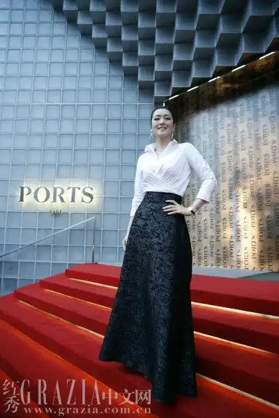 当晚巩俐身着白衬衫搭配藏青色刺绣长裙压轴亮相,造型简约却又气场