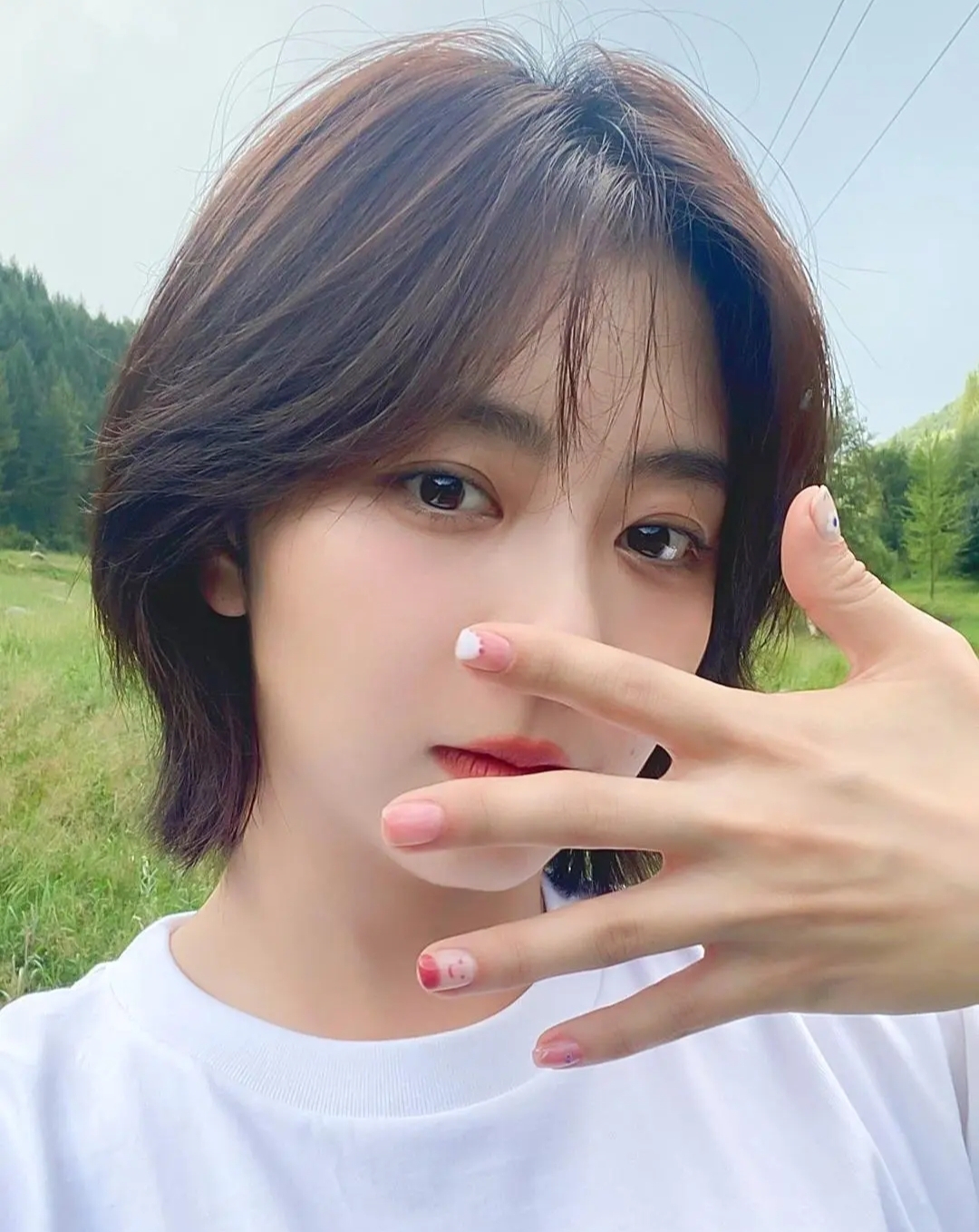 短发的谭松韵,清新脱俗,甜美灵动,宛若少女!