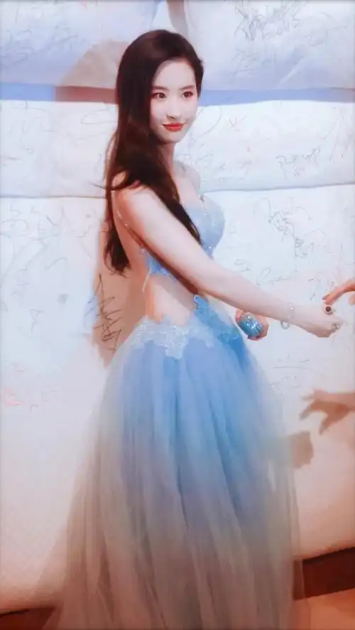 刘亦菲腰线太绝美纤细优雅的腰部线条搭配露背装女生都嫉妒了