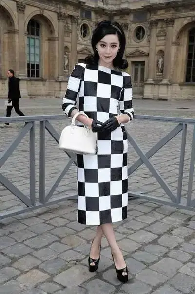 直接举例我们超会穿衣服的范爷了,众所周知冰冰是标准的瓜子脸,身高也