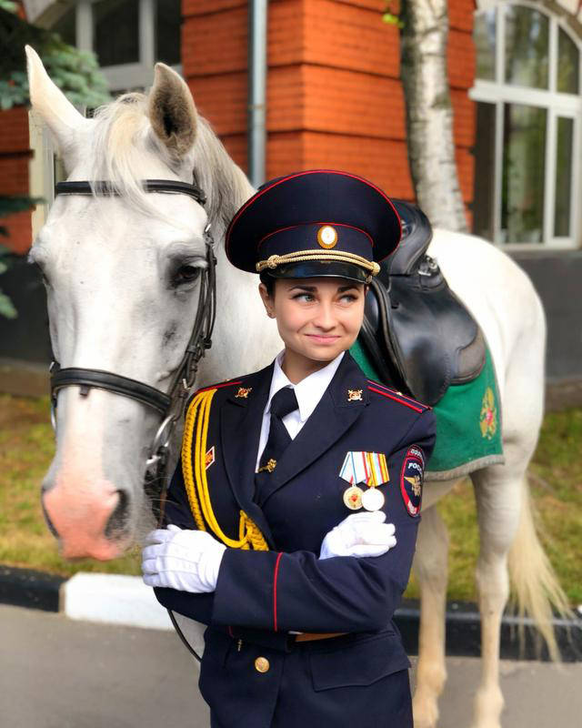 普京都欣赏的俄罗斯女骑警,她们能"以一顶百"网友:好美的骑警!