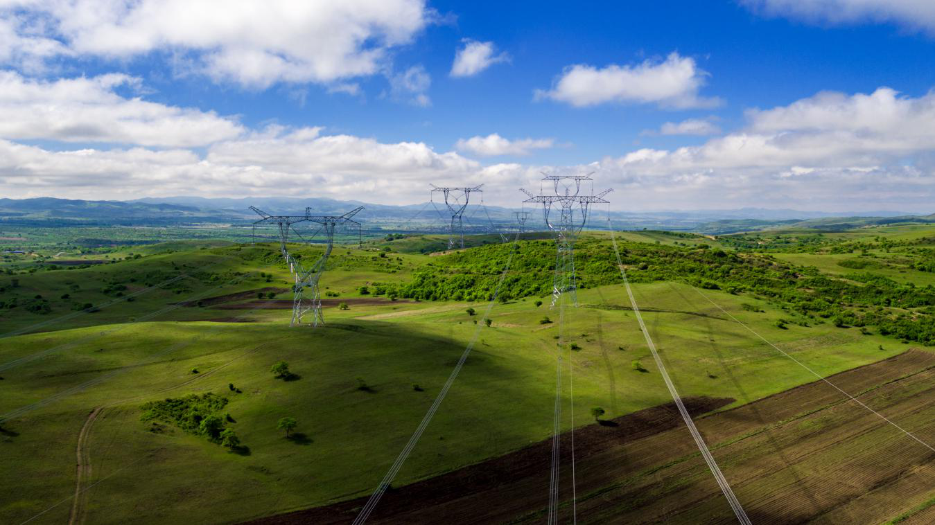 (摄影:李广杰)随着祖国的日益强大,特高压电网也乘着历史的巨轮,扬帆