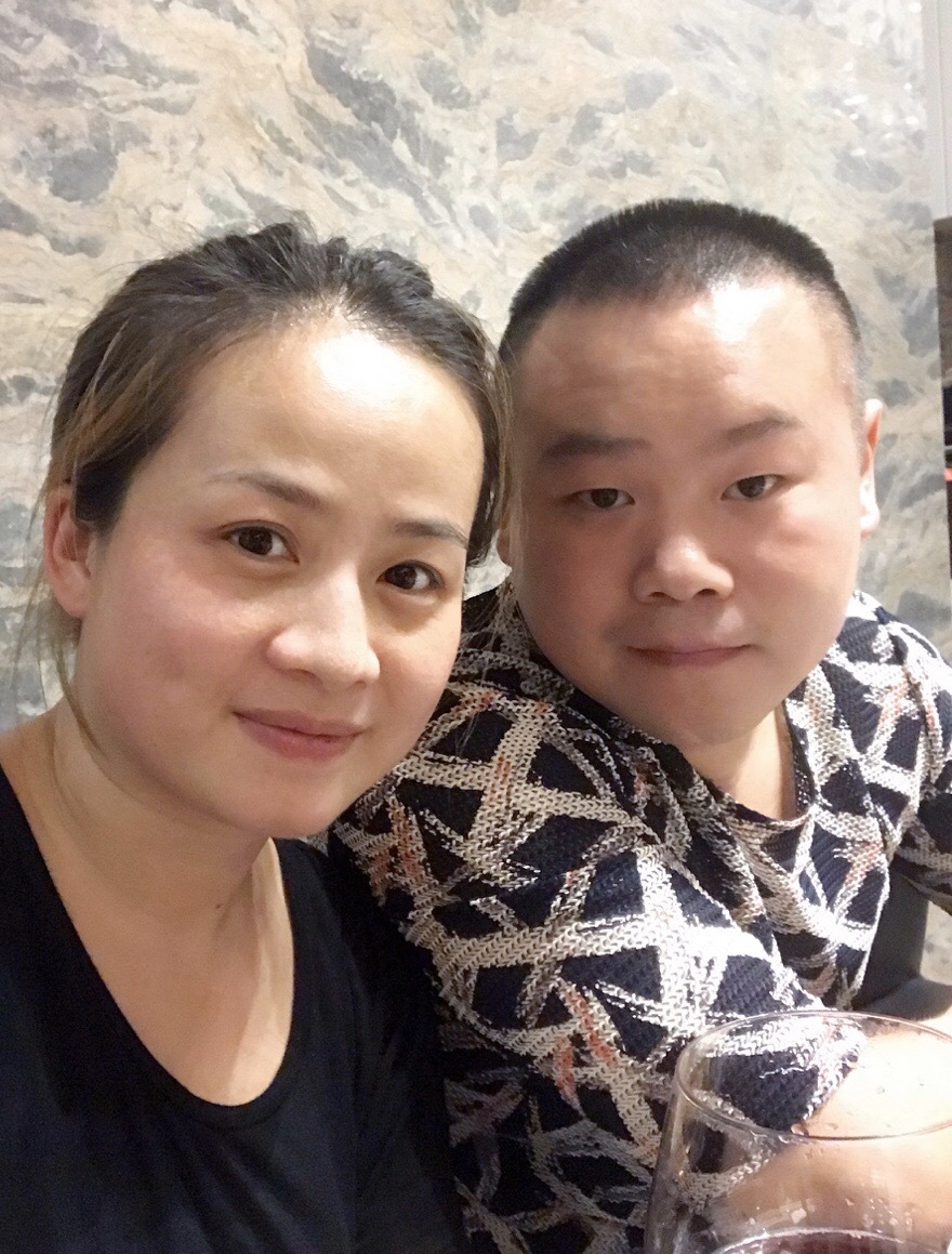 岳云鹏和老婆现身机场,老婆郑敏婚后直线发福,身材媲美小岳岳_照片