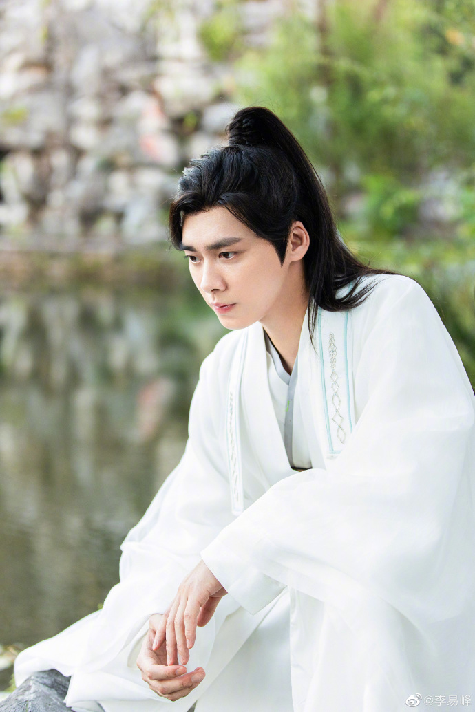 李易峰中秋晒白衣古装照02高马尾造型英俊帅气