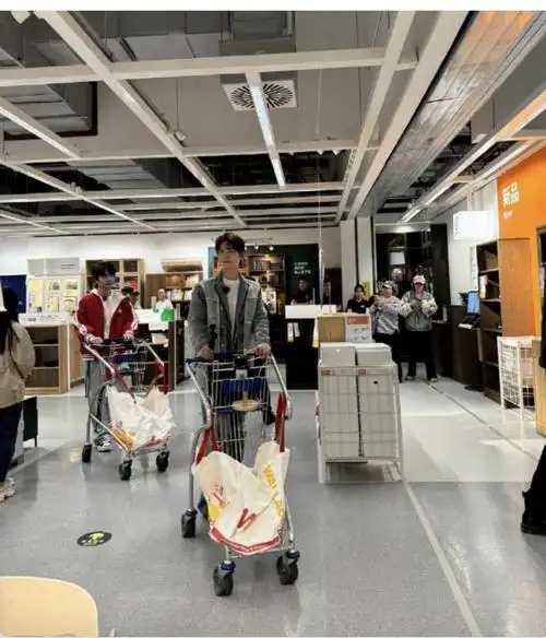0713男团逛宜家张远推手推车陆虎少年感陈楚生黑皮衣好拉风