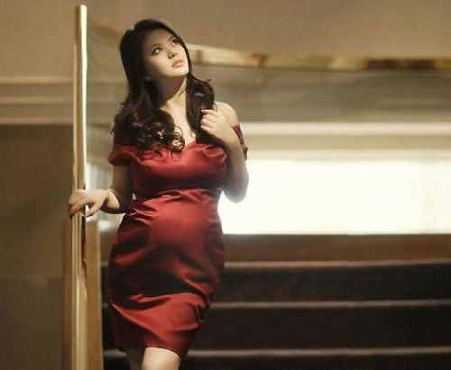 两个宝宝是最爱 女儿和新电影   主持人兼电影制片人的李湘在怀孕期间