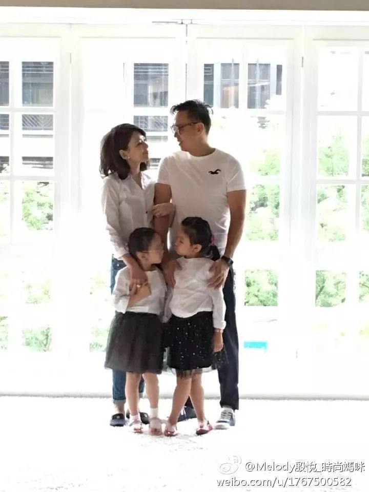 值得一提的是,殷悦和丈夫吴育奇相识是因为姐姐介绍认识,老公还比她大