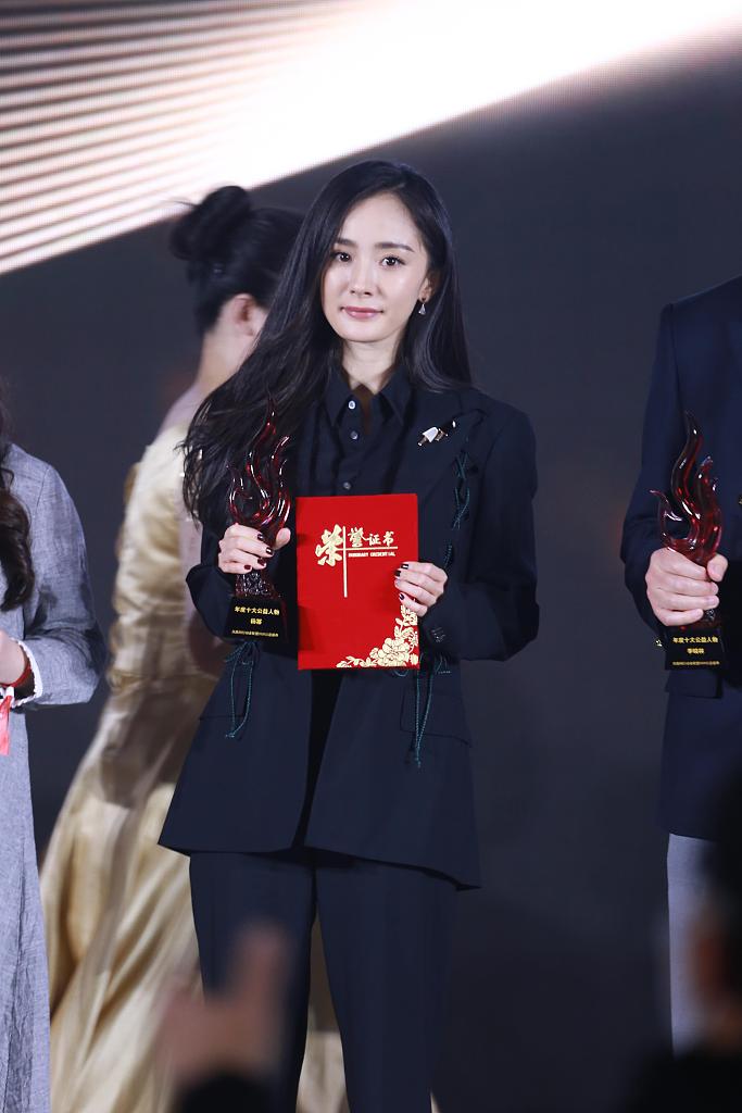 杨幂黑西装英姿飒爽 获年度十大公益人物登台领奖
