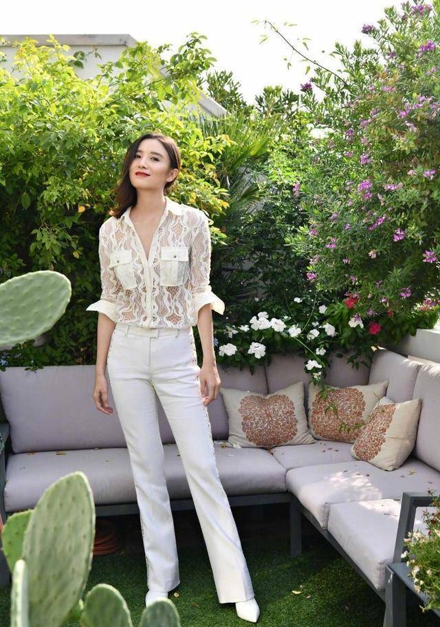 宋佳的近照. 宋佳不但演技精湛,而且颜值和身材也很出众.