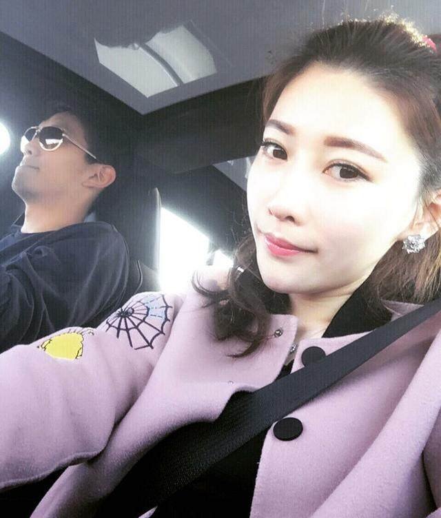 北京时间11月4日,在里皮国家队集训前,上海上港门将颜骏凌驾车携带