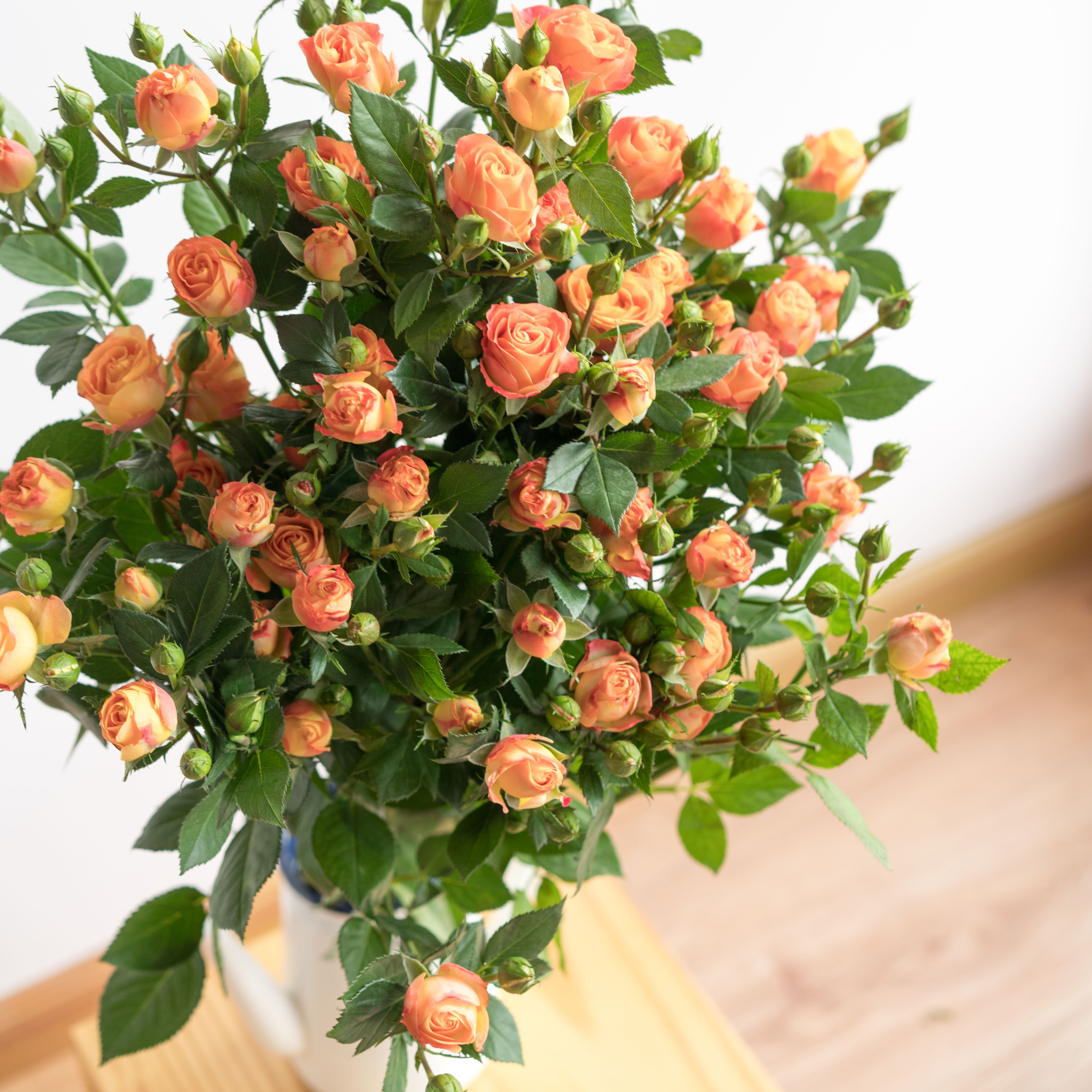 多头泡泡玫瑰蔷薇云南昆明基地鲜花狂欢折射巧克力蝴蝶家用插花束