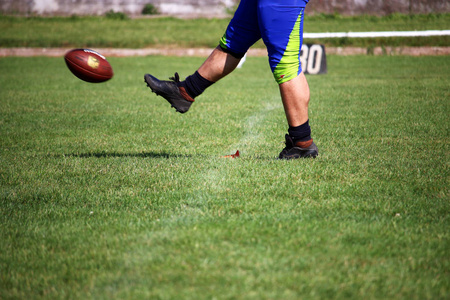 美式足球开球插画