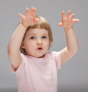 顽皮的小女孩图片