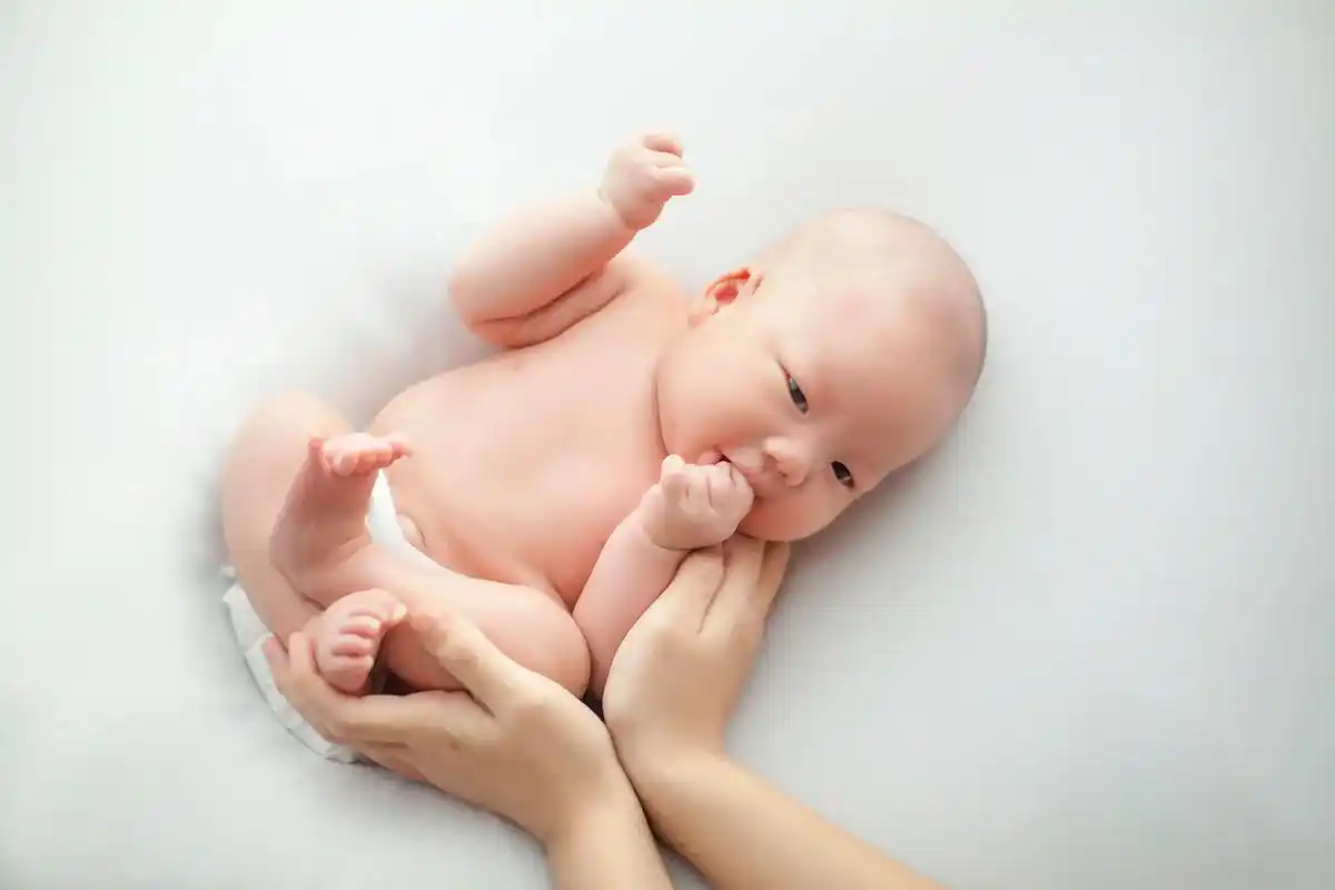 新生儿摄影#宝宝满月照 #人类幼崽成长记 出生时6斤的宝宝 - 抖音