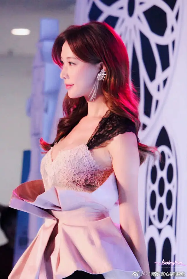 林志玲出席某活动,身着透视蕾丝礼服,大秀美腿和事业线,志玲姐姐身材